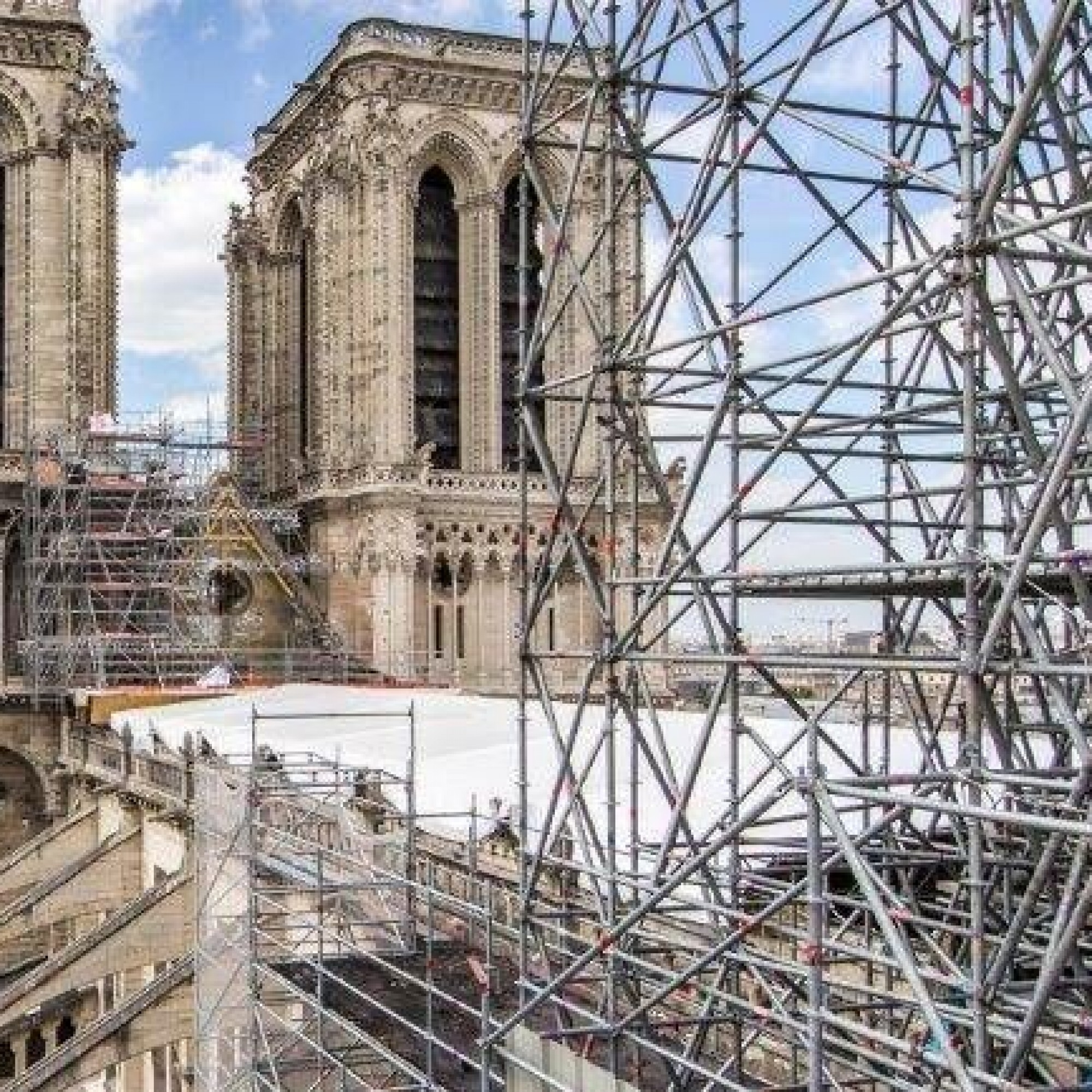 La tenue des délais fixés pour la fin de cet important chantier patrimonial qu'est Notre-Dame de Paris se complique avec la crise sanitaire et le manque de pierres de carrière.