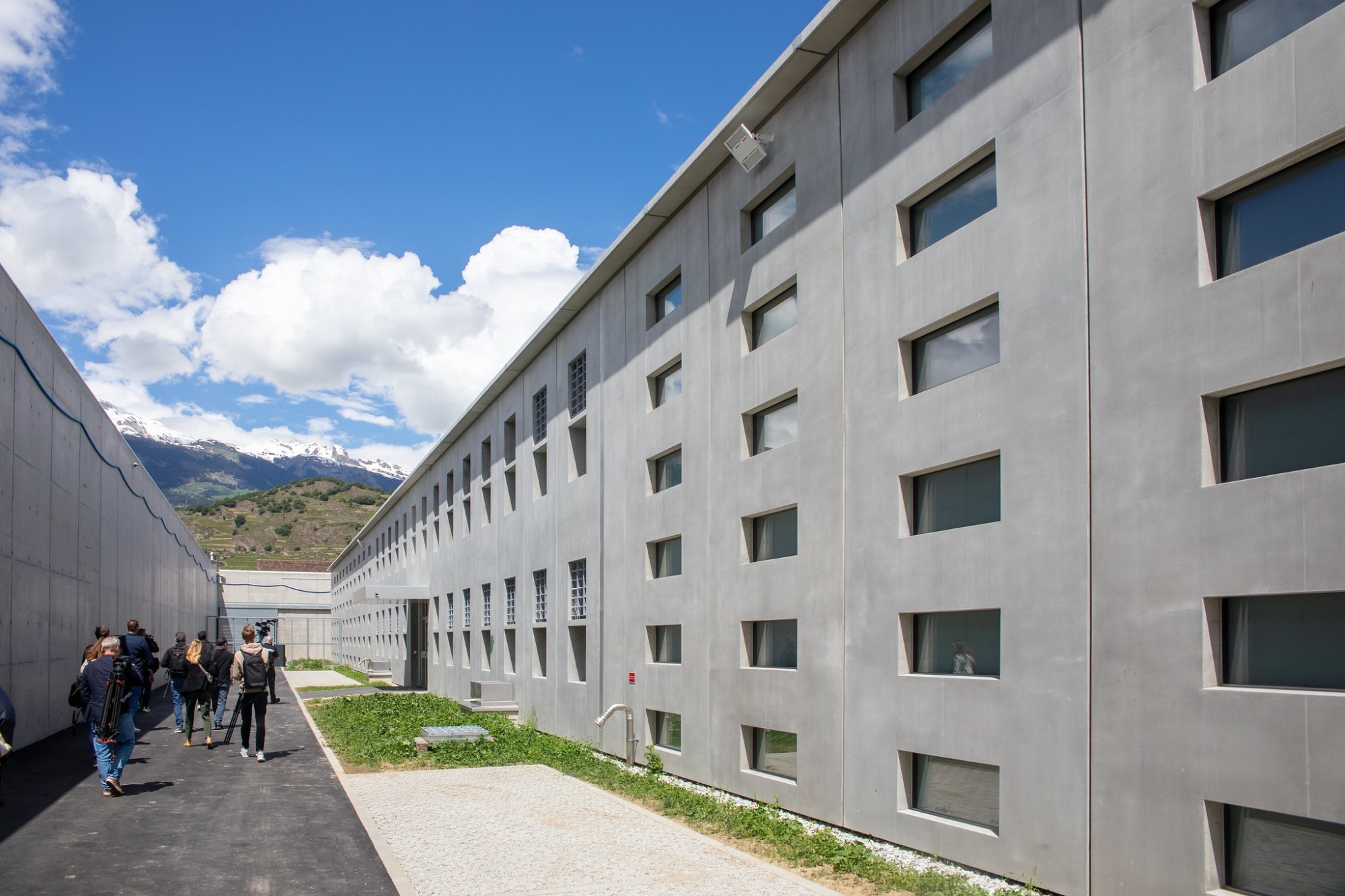 La prison de Sion a été rénovée et agrandie, dans le but d'améliorer les conditions de vie des détenus et d'optimiser l'organisation de ses services.