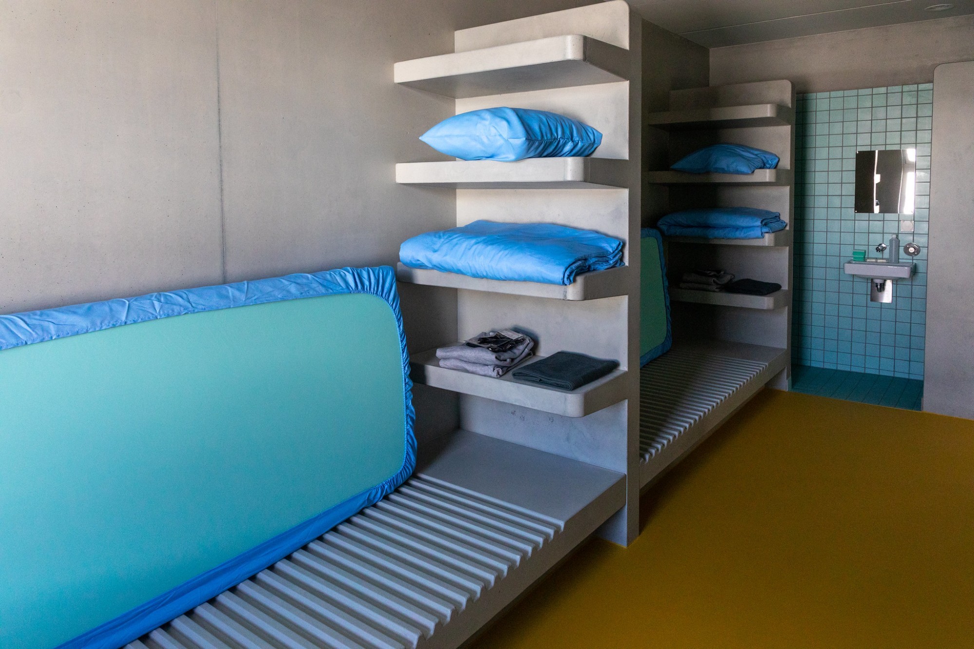 Des cellules modernes et doubles ont été construites afin d' offrir un espace de vie décent aux détenus de l'établissement.