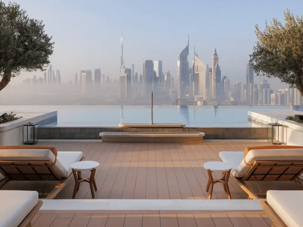 Située sur The Link à One Za’abeel à Dubaï, la piscine est perchée au sommet de la structure, à une hauteur impressionnante de 100 m. Elle est à cheval entre les deux tours de One Za’abeel, offrant ainsi une vue panoramique époustouflante sur la ville.