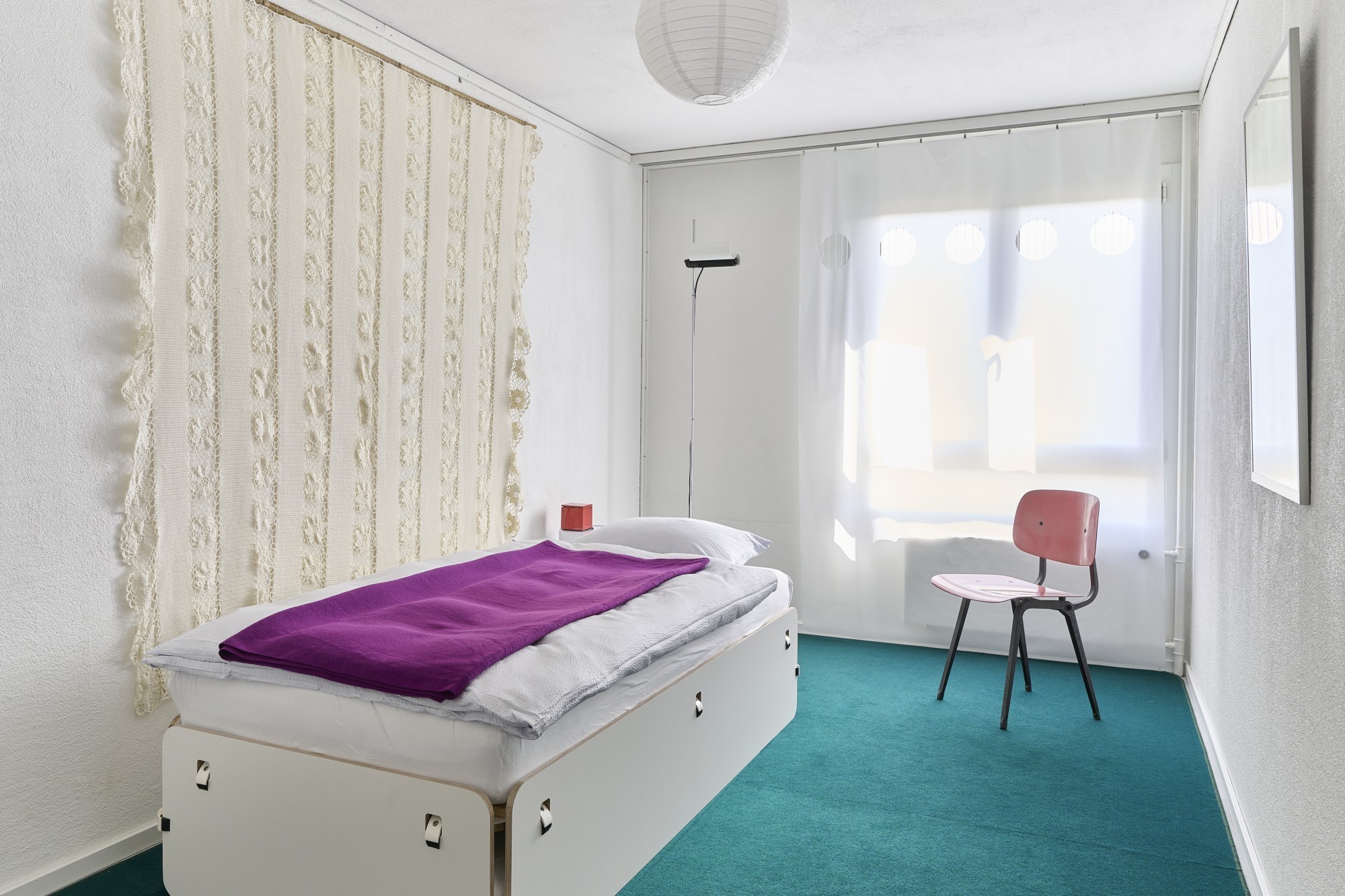 Les lits sont composés du système d'assemblage «Klem» et ce dernier a été utilisé à l'Académie des Arts de Berlin pour des expositions.