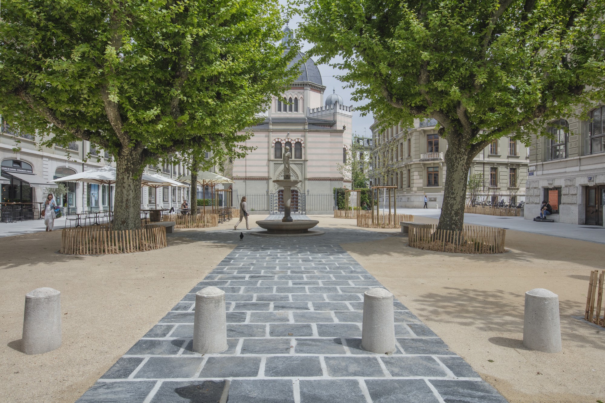 La place de la Synagogue à Genève a fait peau neuve et offre désormais un espace piétonnier et végétalisé.