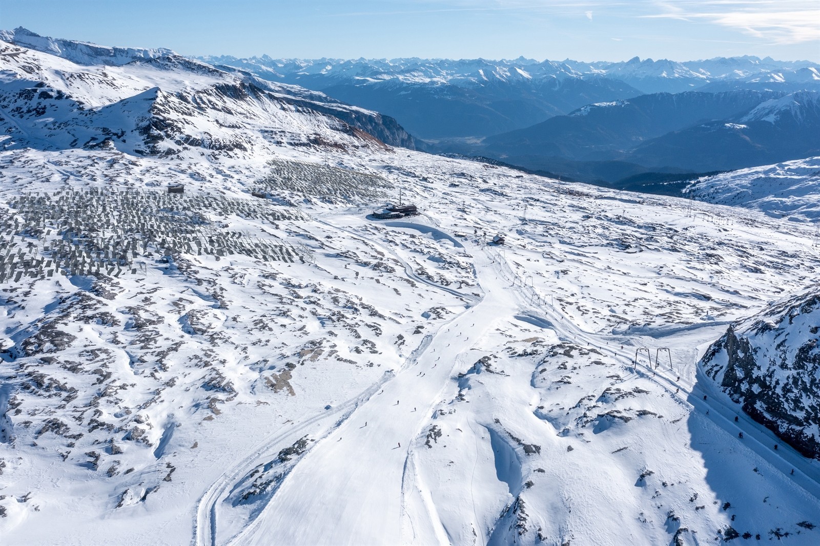 Aperçu de la grande installation solaire portant le nom de «Vorab» dans la commune de Laax.