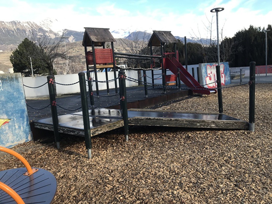 La place de jeux du Cours Roger-Bonvin a subi une transformation majeure, avec une refonte totale et une mise à jour de ses équipements pour les enfants de diverses tranches d’âge.