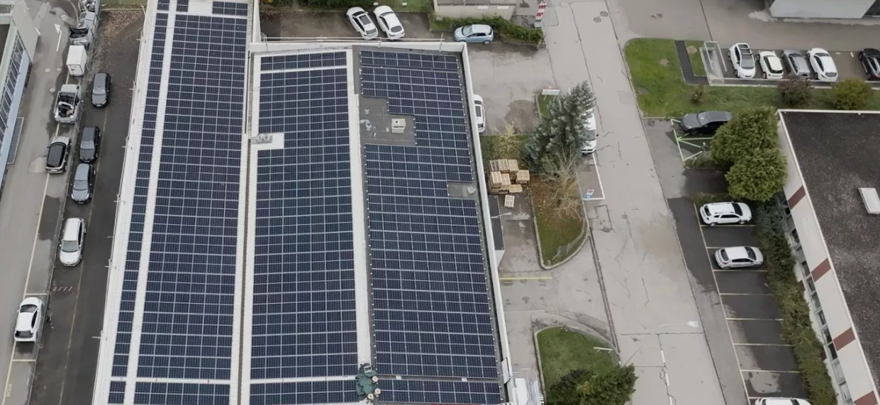 L’installation solaire sur le toit de NGL Cleaning Technology, société de haute technologie située à la Vuarpillière.