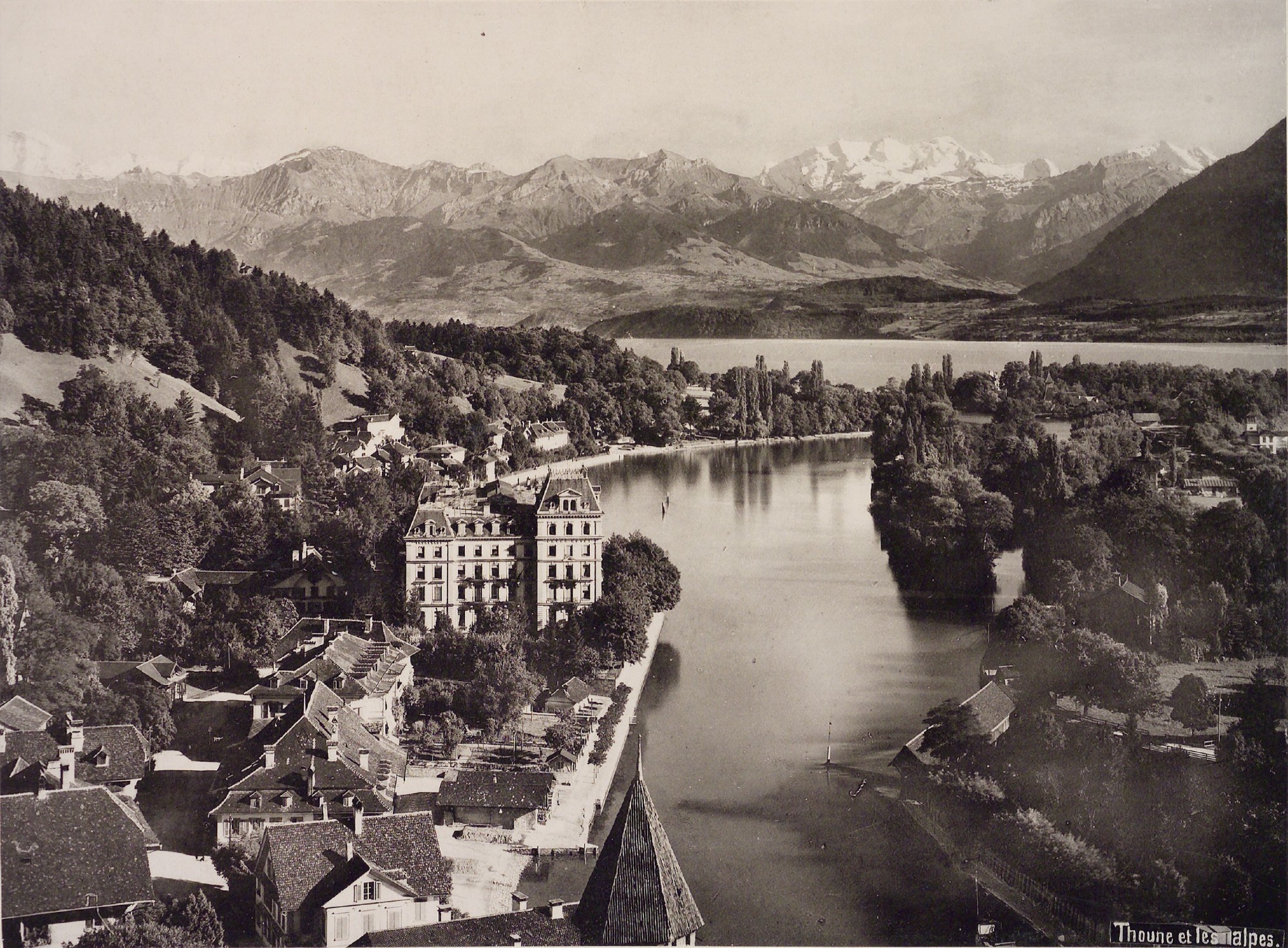 Une photo historique de 1900 montre l'installation de l'ancien hôtel Thunerhof.