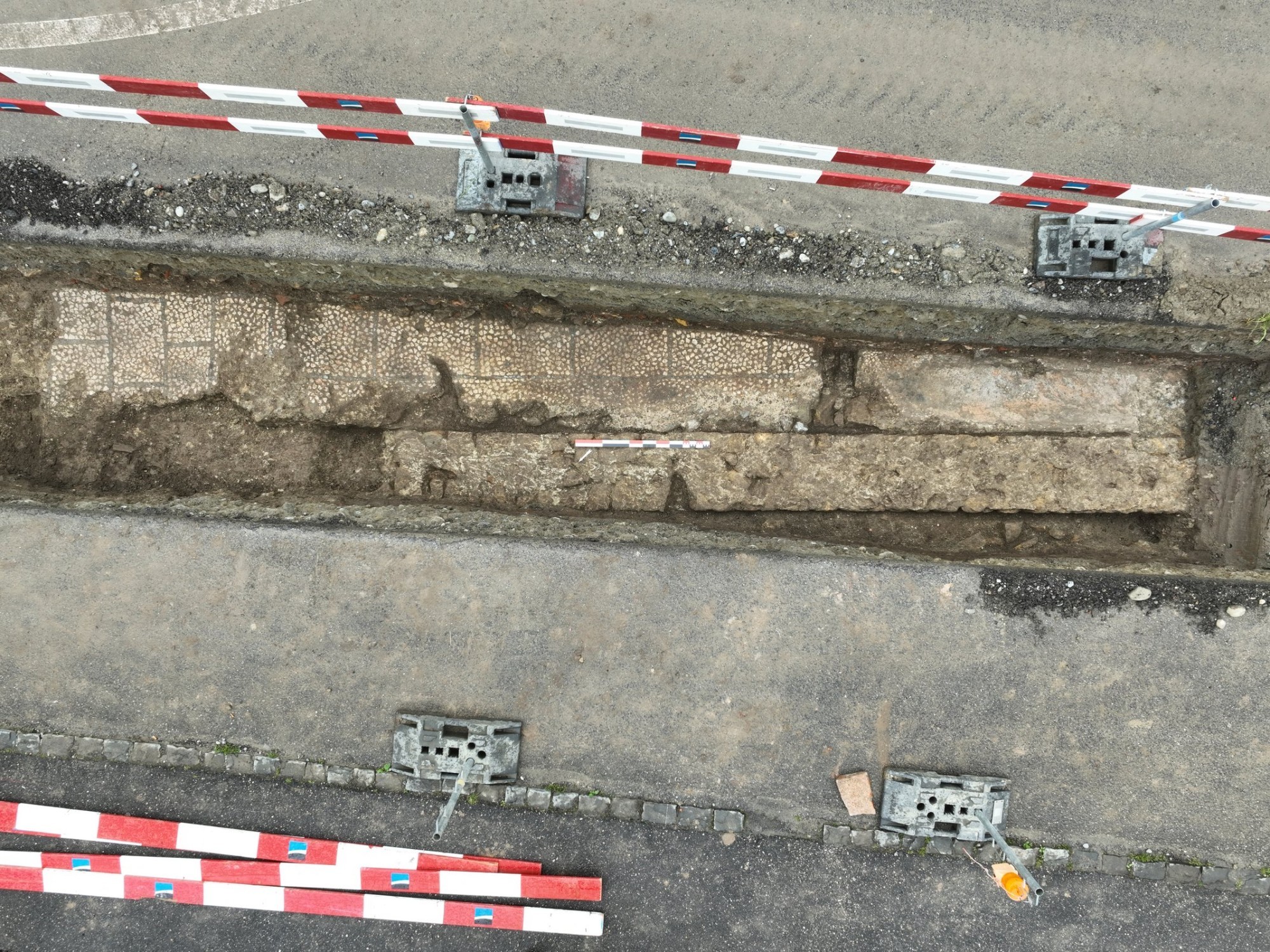 Une mosaïque de 6 m de long intacte a été dévoilée sur r le site historique d’Avenches. Il s'agit d'une découverte archéologique remarquable.