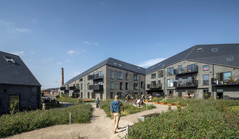 Un complexe de logements unique inspiré par le contexte historique et les conditions de la lumière du jour.