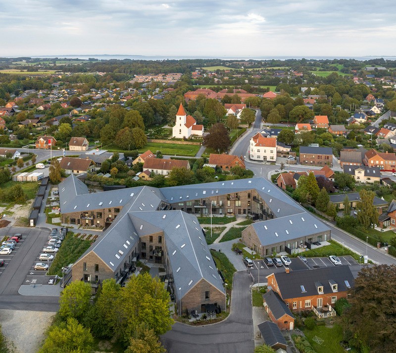 L'ancien site d'un moulin dans le village de Malling au Danemark renaît sous la forme d'une nouvelle communauté d'habitation avec un clin d'œil architectural au patrimoine de la zone locale