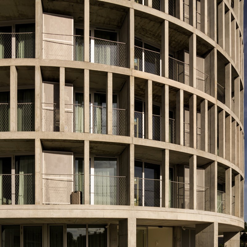 Les balcons, tout autour du périmètre, apportent une plasticité au bâtiment qui explore les éléments verticaux et horizontaux.