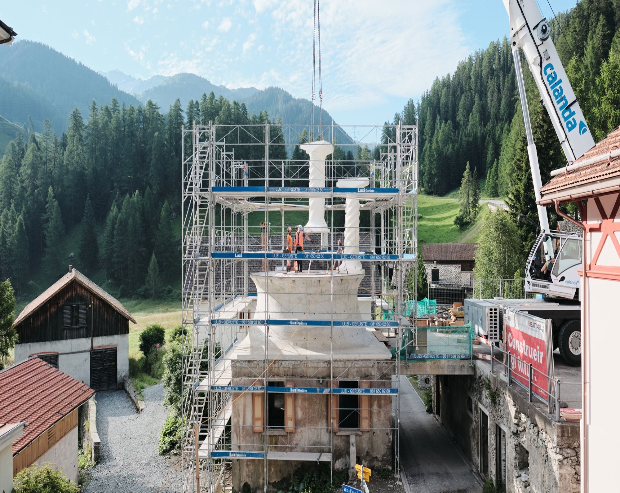 Mercredi dernier, le premier étage de la tour blanche a été monté à Mulegns dans les Grisons.