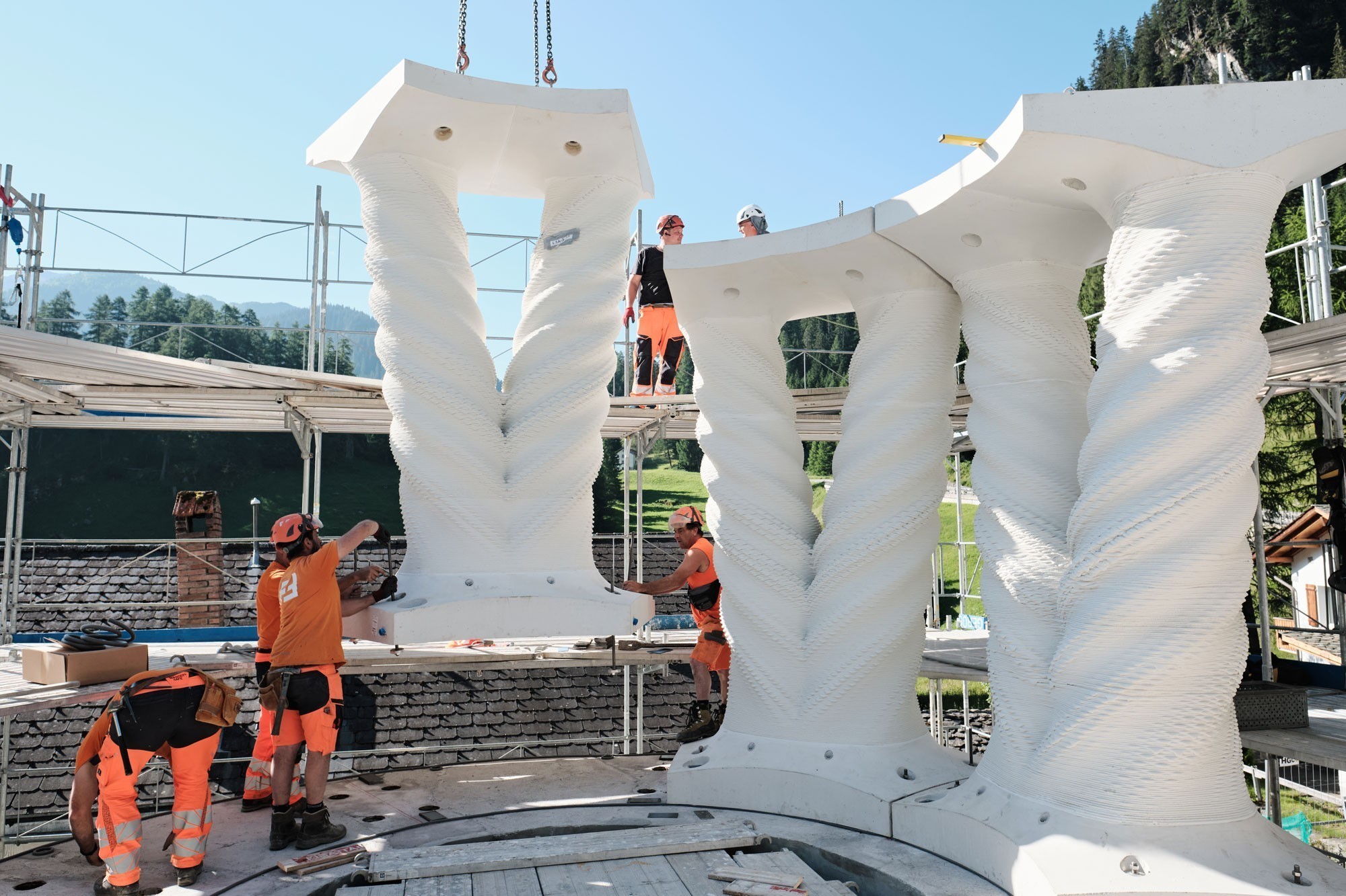 Le montage du nouvel emblème pour Mulegns (GR) a débuté.