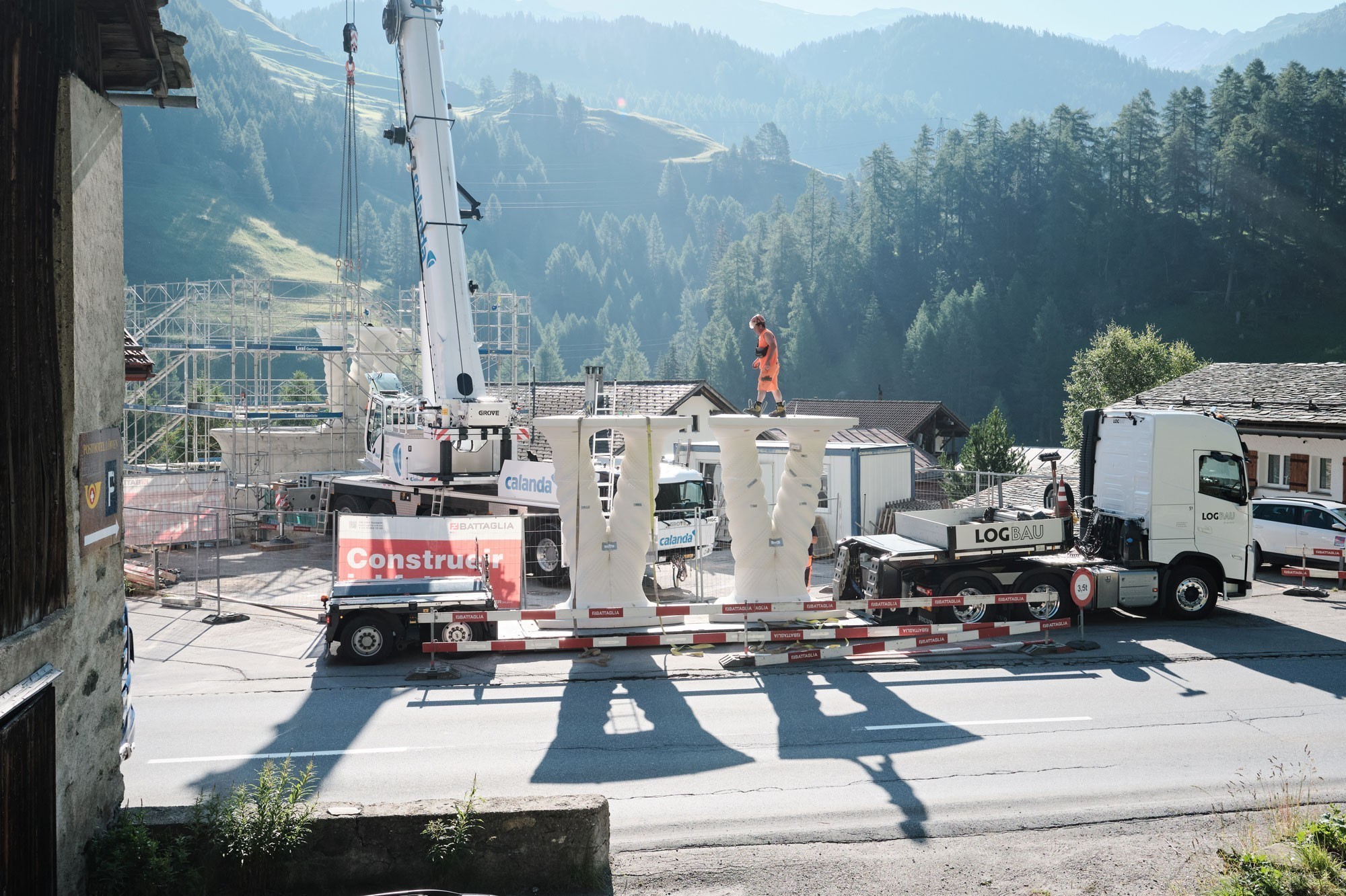 La Tour blanche sera la plus haute construction robotisée du monde. Le futur bâtiment reposera sur des colonnes de béton blanc imprimées elles aussi en 3D. Elle supportera quatre étages de 4 à 8 m de haut et un dôme, tous conçus également avec la même tec