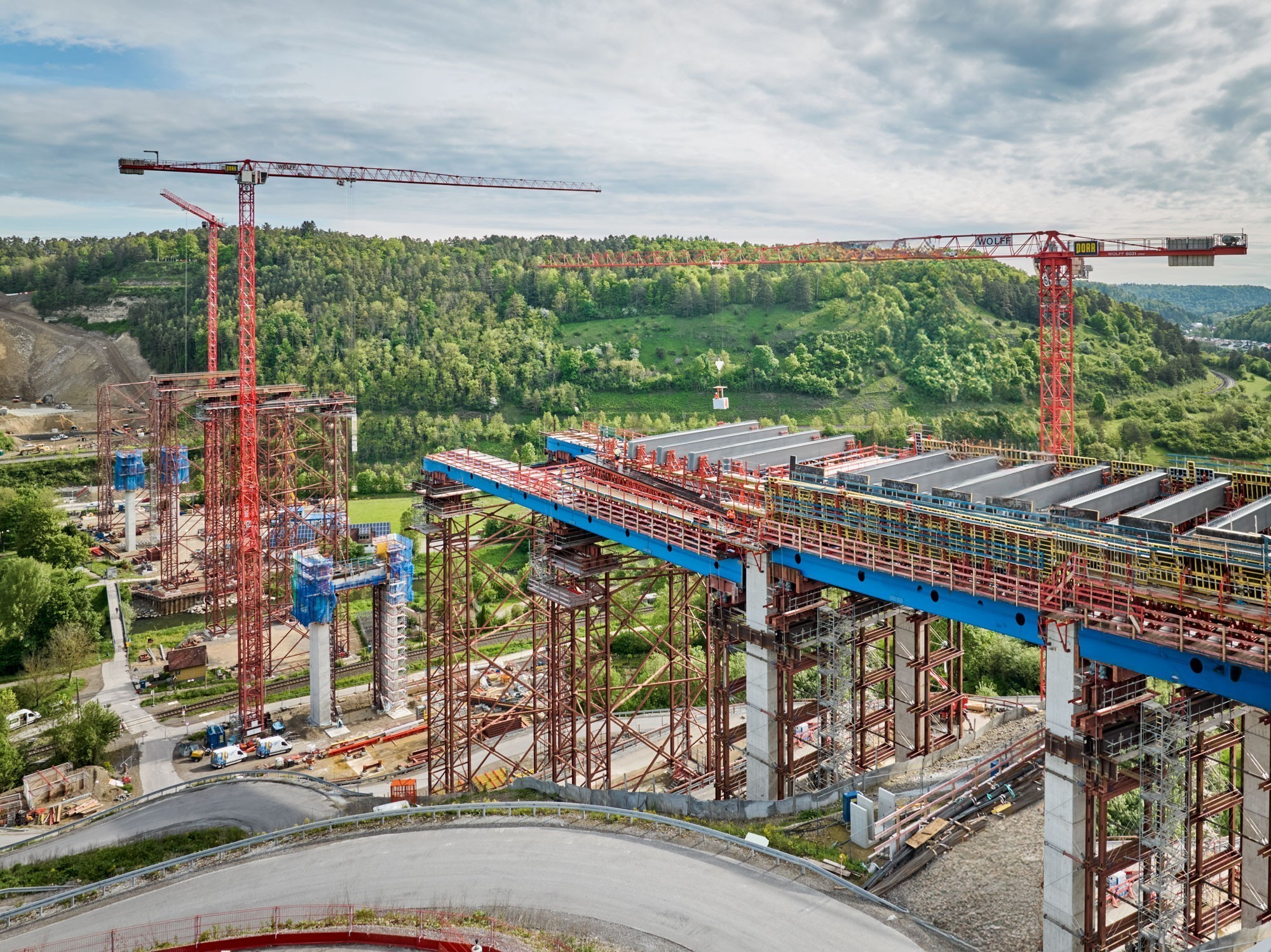 On remarque surtout deux grues qui travaillent sur des tours de 96,4 m et 100,9 m de haut.