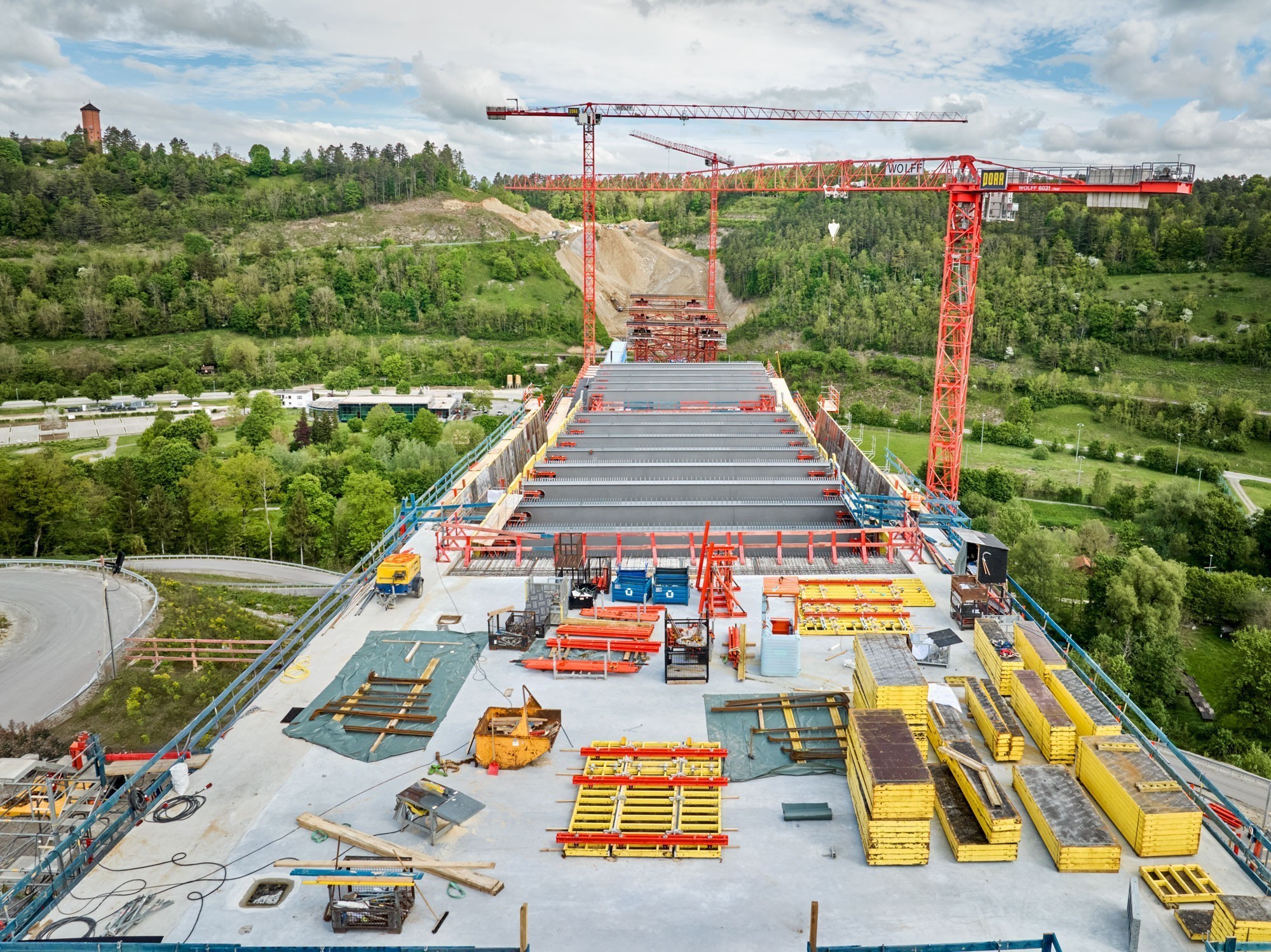 Les grues peuvent soulever au maximum 16,5 t et 3,4 t avec leurs flèches de 75 m de long à la pointe.