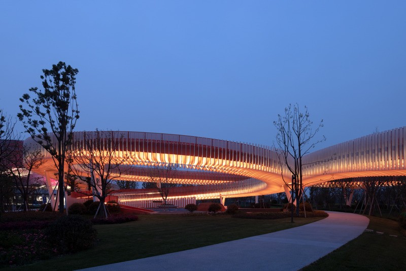 Le pont majestueux de Chengdu scintille durant la nuit créant un spectacle visuel impressionnant.