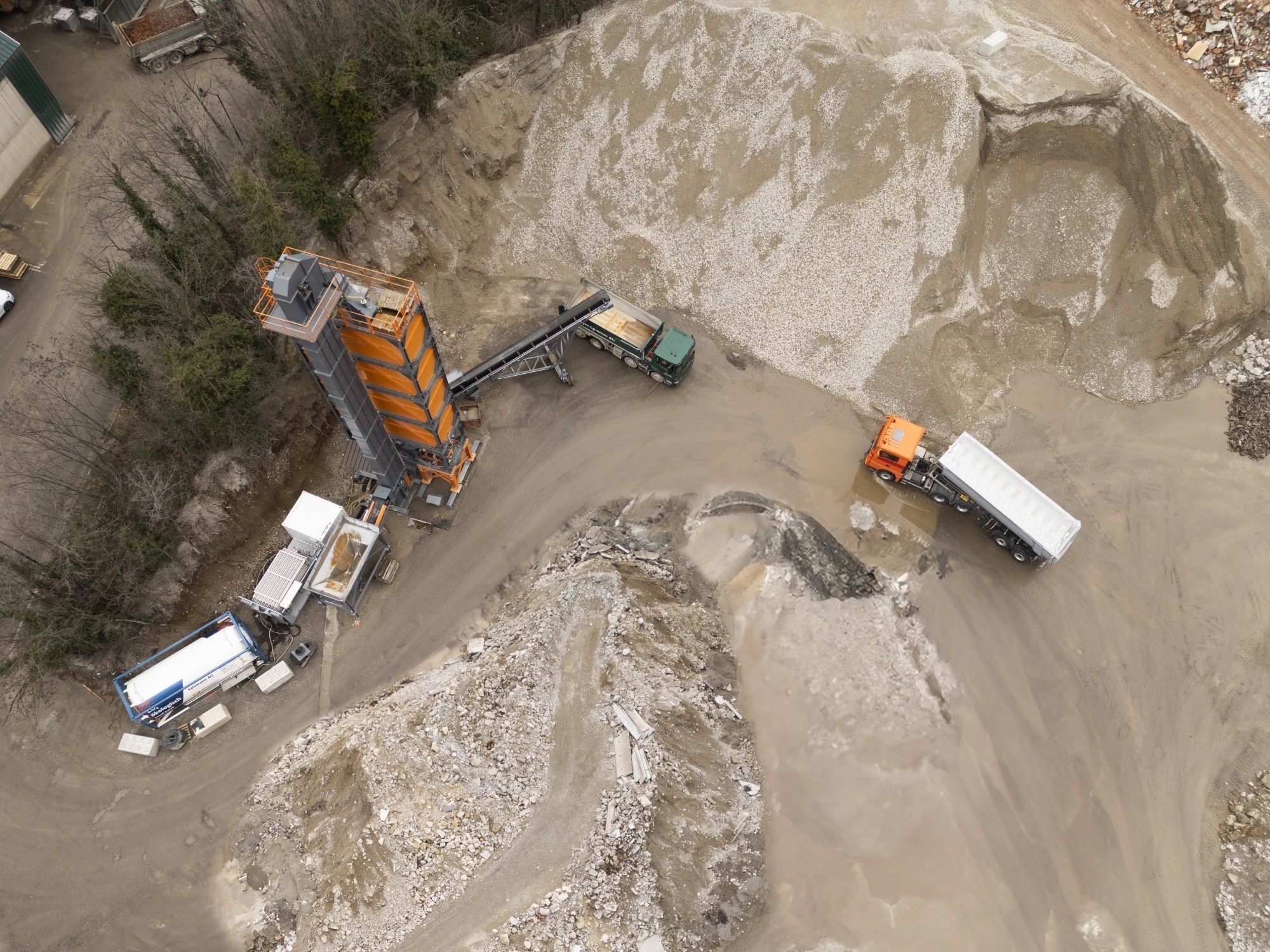 Vue aérienne d'une des installations de stockage de CO2 en Suisse. L'élimination du CO2 de l'atmosphère et son stockage durable dans les granulés de béton de démolition font partie des compétences clés de Neustark.