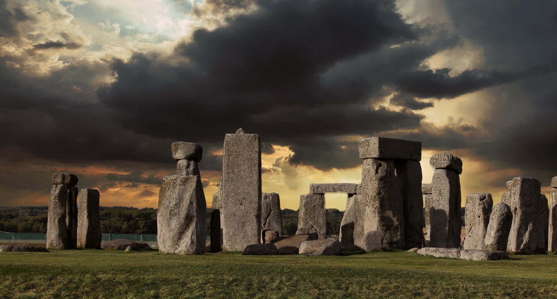 Pas de tunnel souterrain à Stonehenge. Cette décision a été bien accueillie par les défenseurs du patrimoine, qui s’inquiétaient des impacts sur la richesse archéologique et la biodiversité du site.