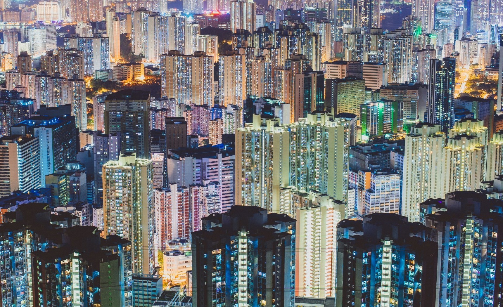 Des gratte-ciel à Hong Kong la nuit. La tendance à la hauteur se manifeste surtout dans les villes asiatiques et africaines.