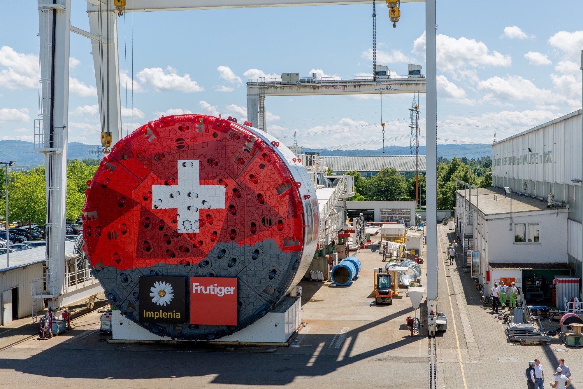 Ce tunnelier dispose d'une puissance d'environ 7600 CV. Il est utilisé dans la section principale nord et laisse un tube d'un diamètre de 12,3 m dans le massif rocheux.