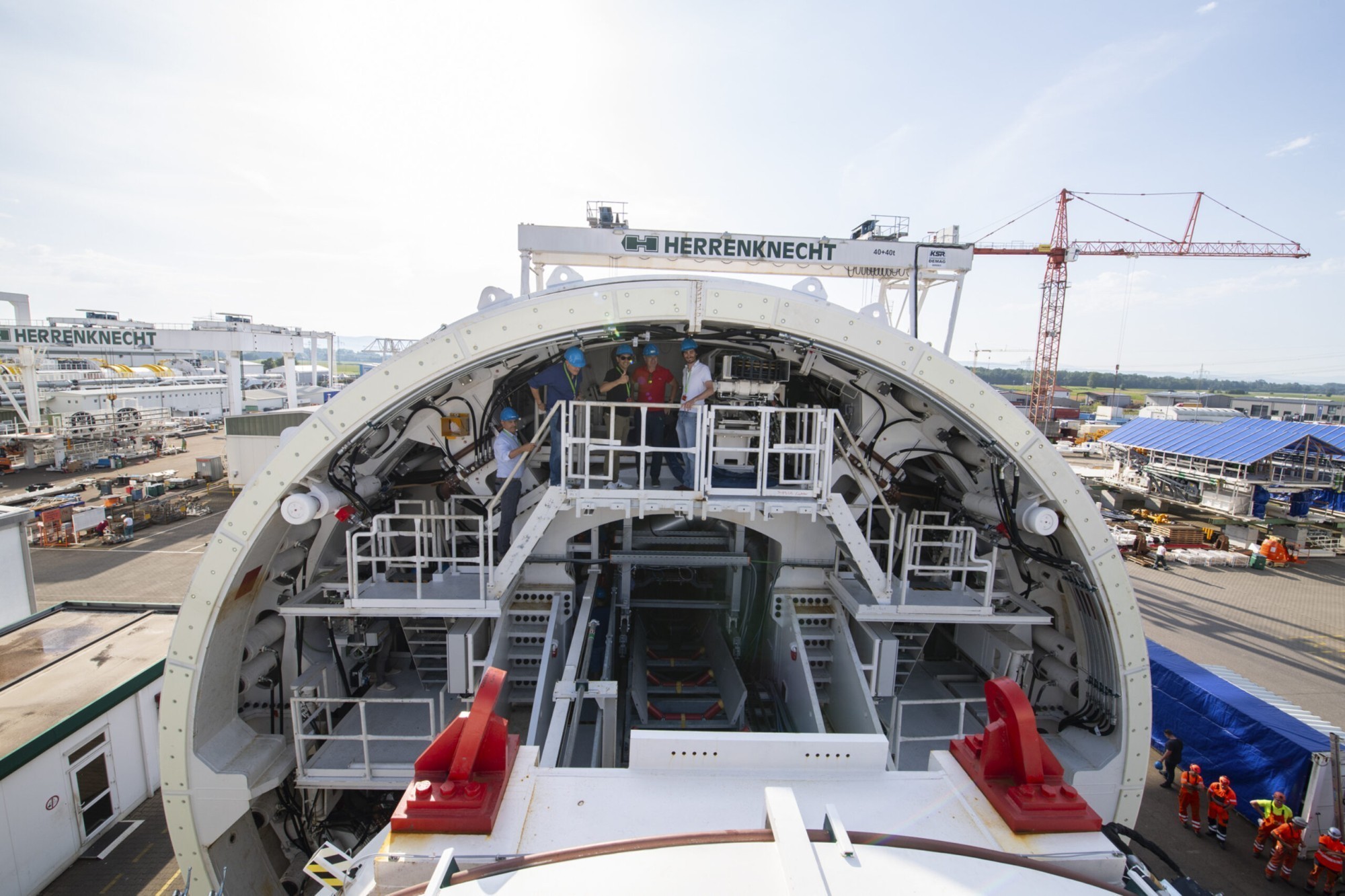 Lors du creusement au bouclier, le tunnelier s'appuie à chaque fois sur les anneaux de cuvelage installés jusqu'à présent. Les supports hydrauliques permettent chacun un avancement de 10 m.