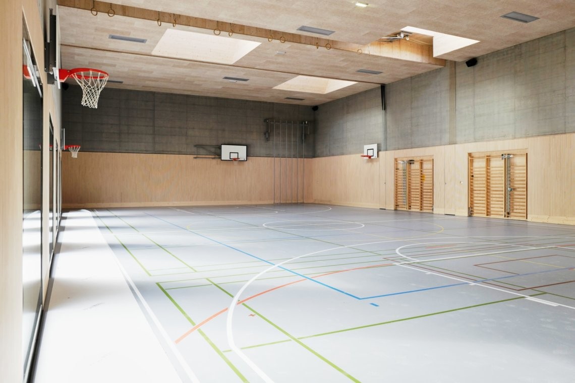 Le Collège de Chanel présente sa nouvelle salle de gymnastique moderne et lumineuse.