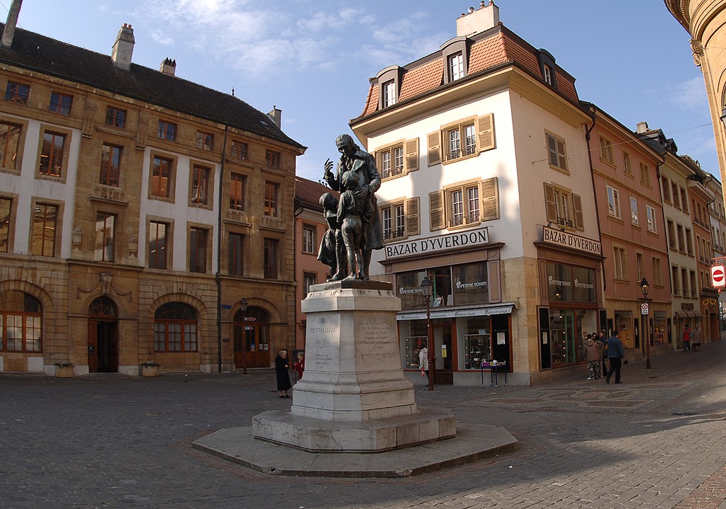 La plantation d’un arbre au centre de la Place Pestalozzi à Yverdon-les-Bains est accompagnée d’une exposition temporaire et d’un sondage d’opinion.