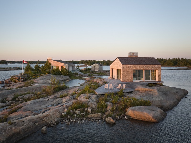 Le chalet et la dépendance sont entourés sur la plupart de leurs côtés de terrasses enveloppantes qui permettent d'admirer des vues panoramiques dans toutes les directions.