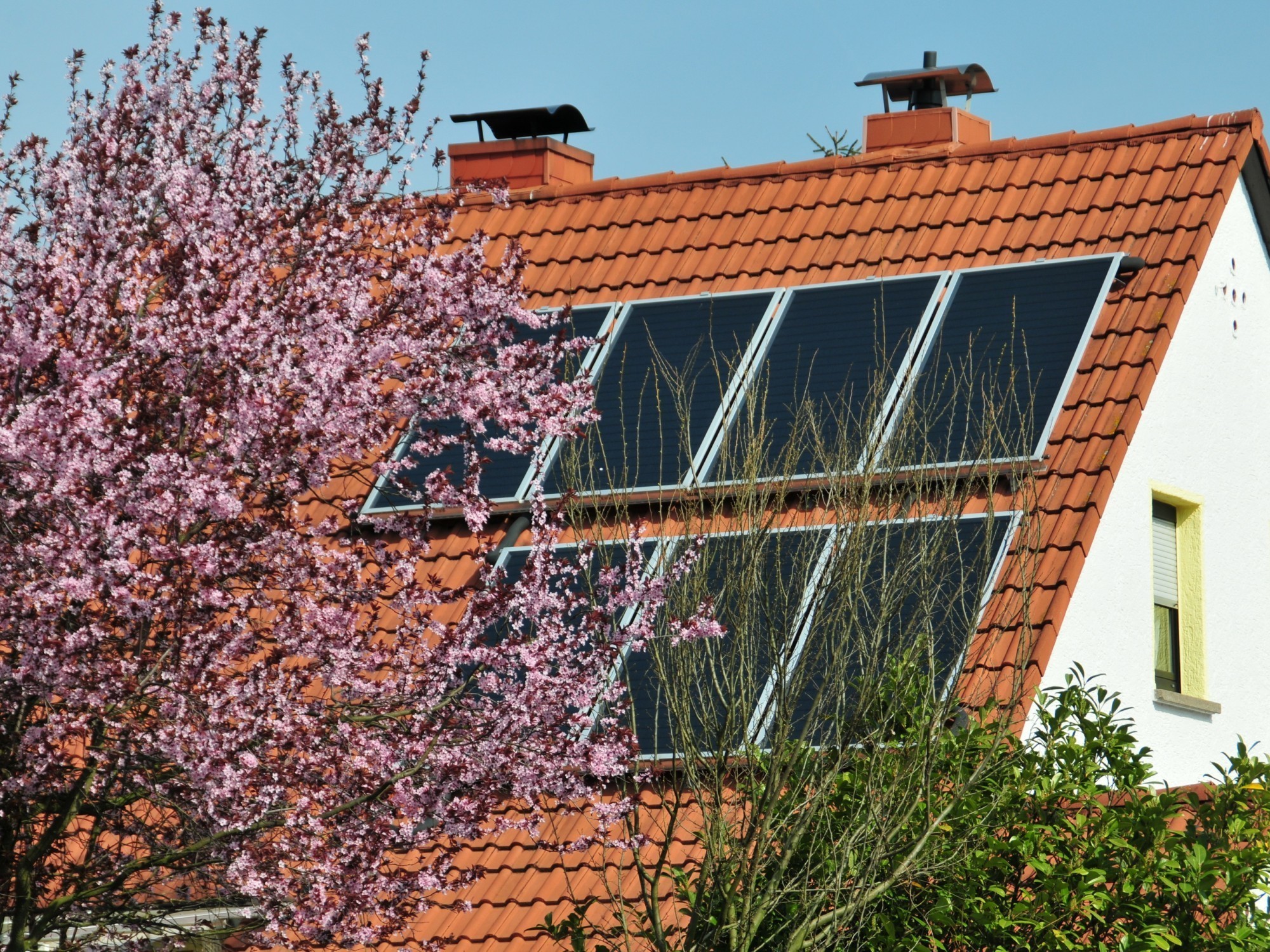 Dans le canton de Zurich, tous les toits de grande dimension devront être équipés d'une installation solaire d'ici 2040 au plus tard.