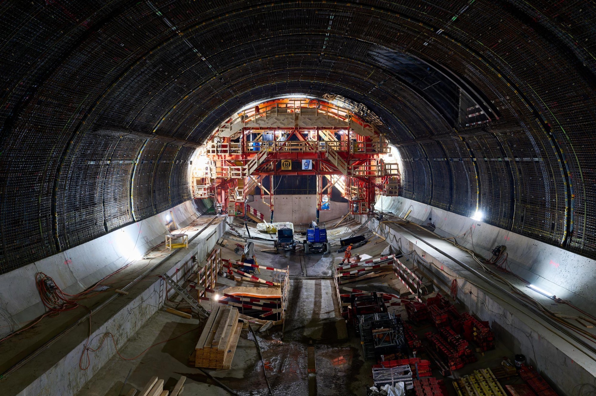 Vue dans la caverne de la Laupenstrasse: les blocs erratiques et les conditions géologiques ont nécessité des mesures supplémentaires du côté du chantier, dont l'ancrage du fond de fouille.