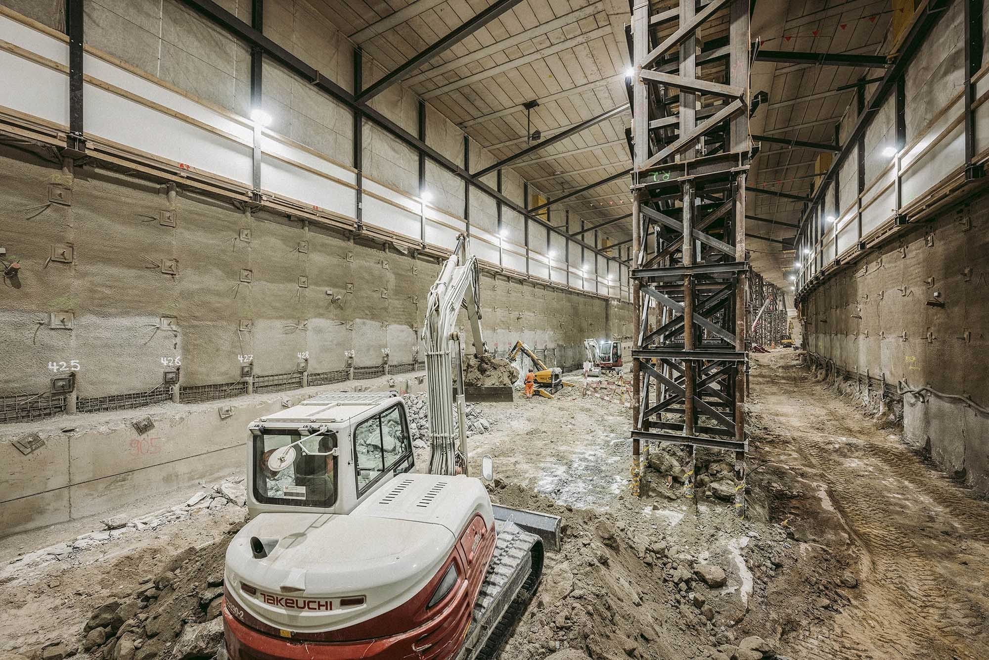 Travaux d'excavation pour le passage souterrain Mitte: en raison du retard pris par le projet des CFF, la mise en service de la nouvelle gare RBS est également reportée. Celle-ci doit en effet être raccordée au nouveau passage souterrain.