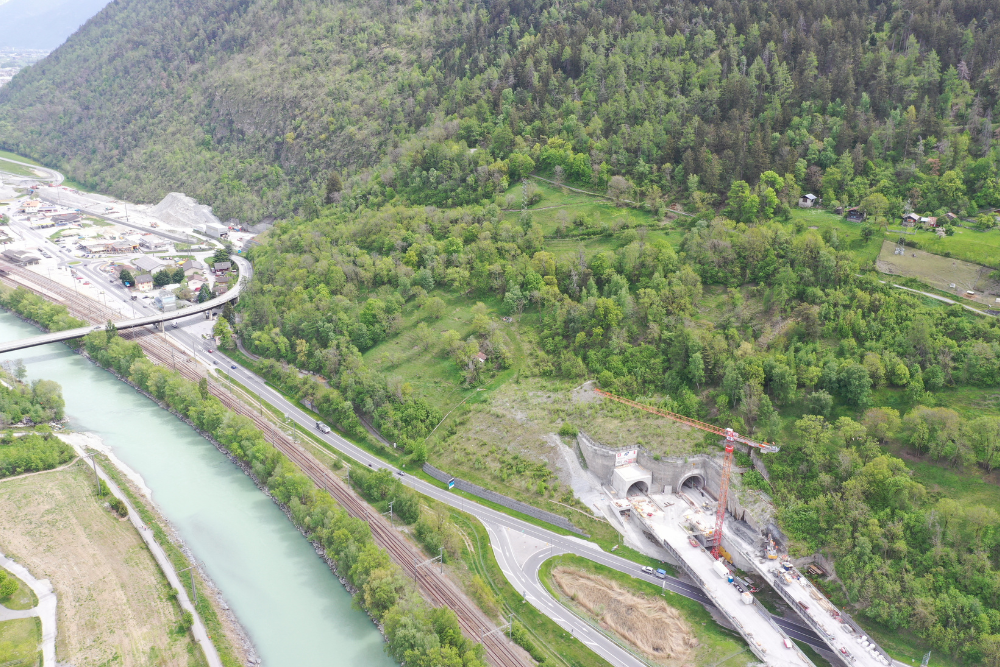 La construction de la galerie de drainage sur l'autoroute A9 dans le Haut-Valais devrait débuter prochainement. La décision d’entreprendre ces travaux, afin d'éviter d'éventuels éboulements, a été prise en concertation et en accord avec l’Office fédéral d