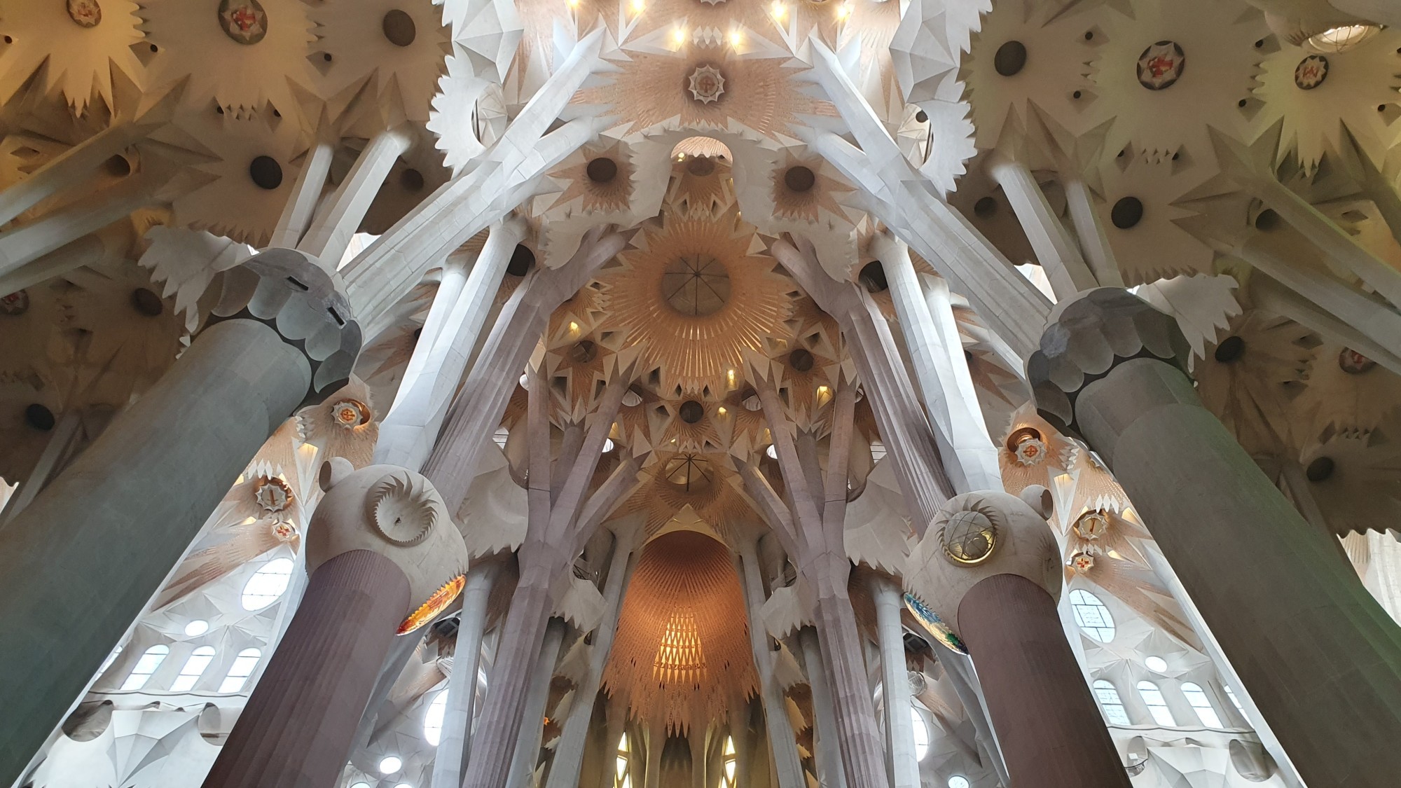 Sagrada_Familia_interieur