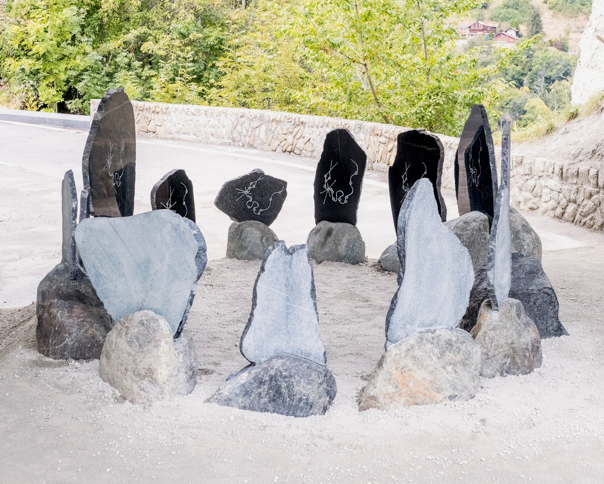 L’œuvre artistique HIRs de Claire Fracheboud utilise des menhirs en serpentine, dont les parties coupées ont été placées dans l’ancien tunnel des pyramides d’Euseigne pour créer un lithophone.