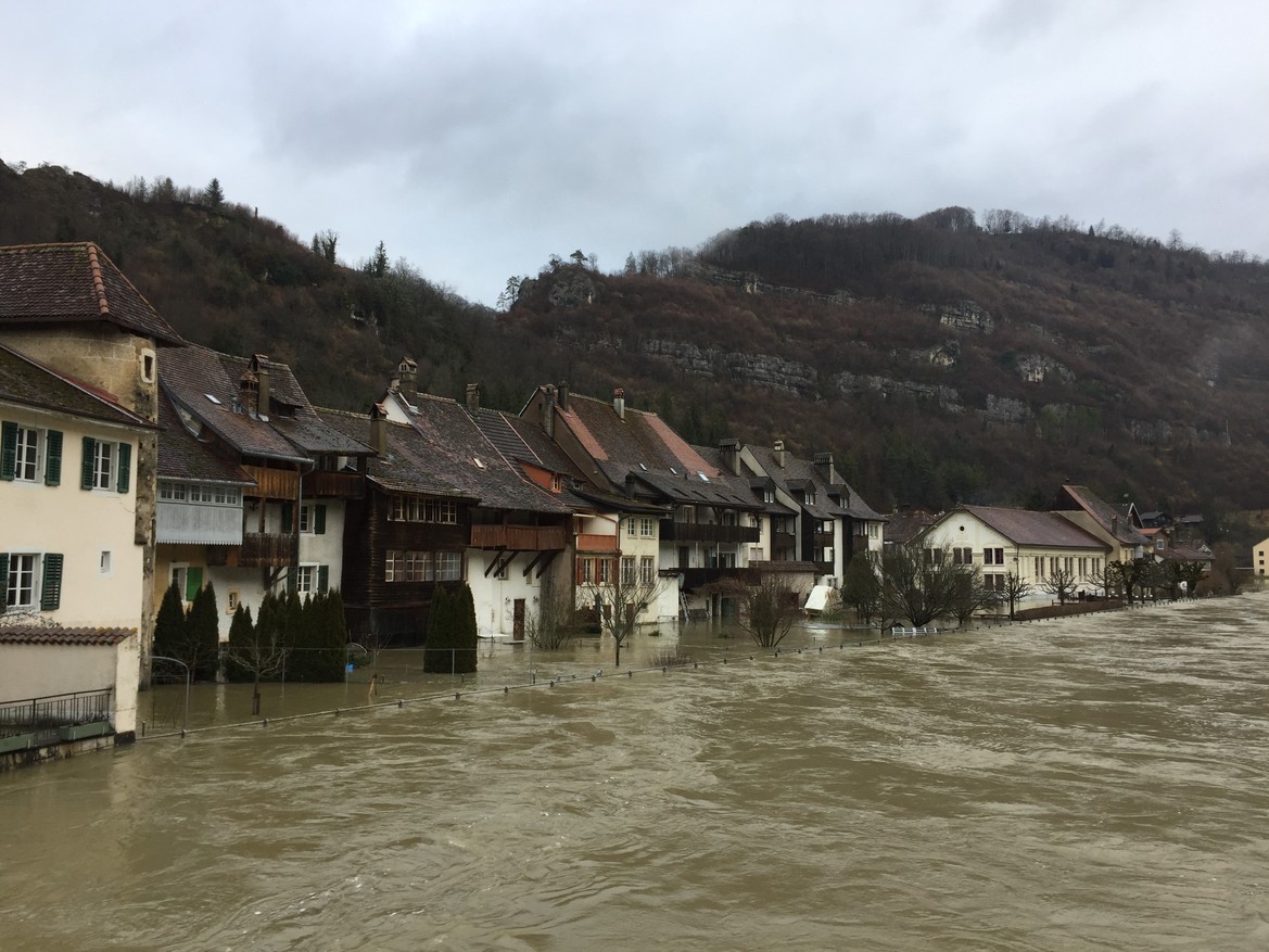 En raison des fortes précipitations, le Doubs était sorti de son lit et avait inondé la localité jurassienne de St-Ursanne, dénommée la Perle du Jura, en 2018.