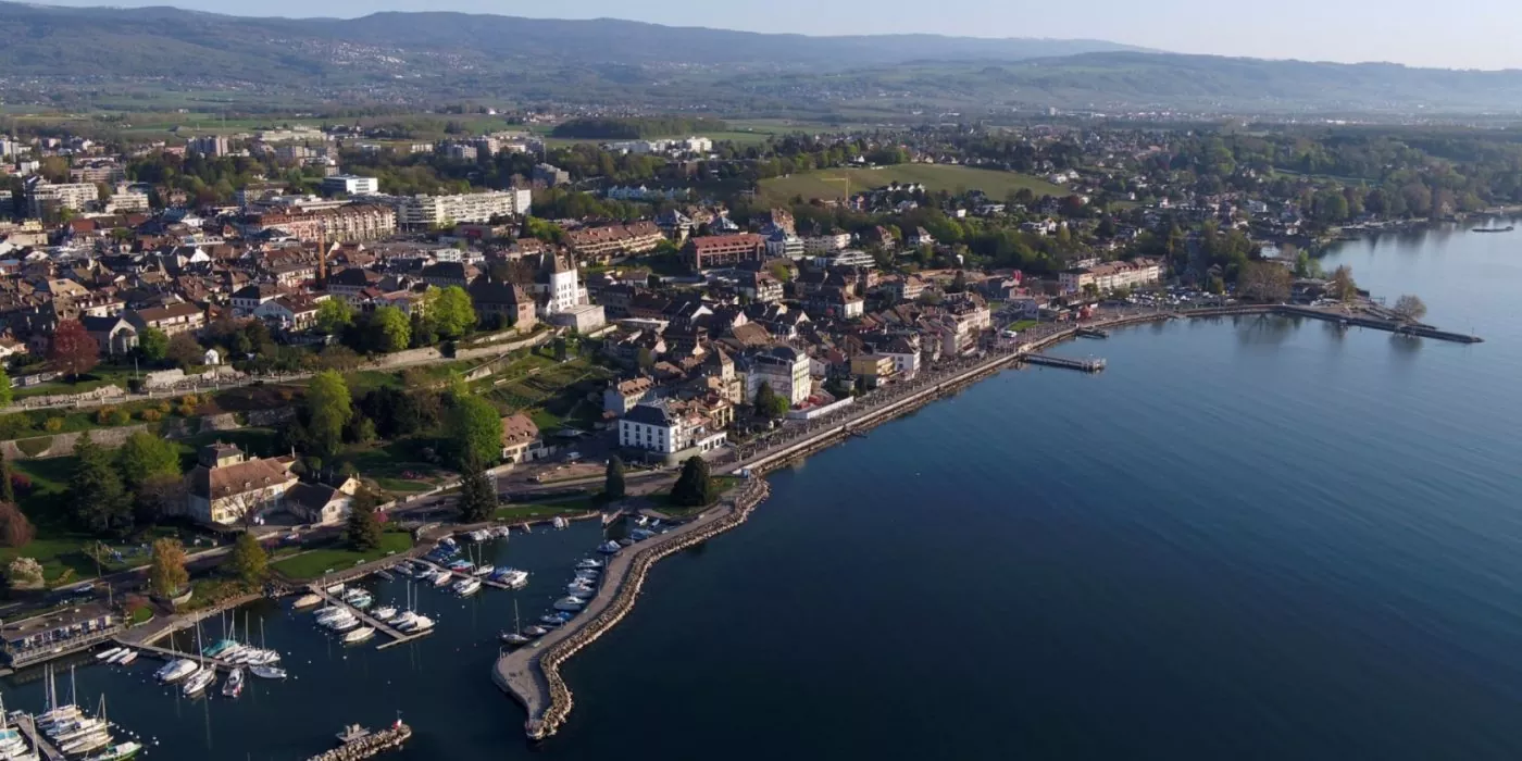 Le bord du lac à Nyon avec le port de plaisance au premier plan, le quartier de Rive et la Grande Jetée font partie du projet de transformation des rives.