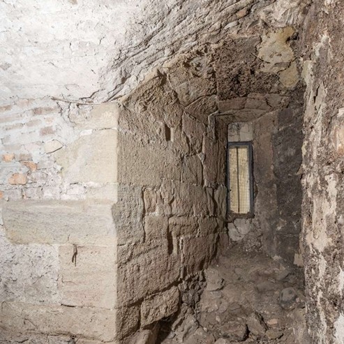 Les meurtrières forment des niches hautes de 1,90m et larges de 1,55 m. Ainsi que le montrent diverses entailles dans la molasse, ces embrasures étaient équipées pour recevoir chacune un canon maintenu en place par une structure en bois.