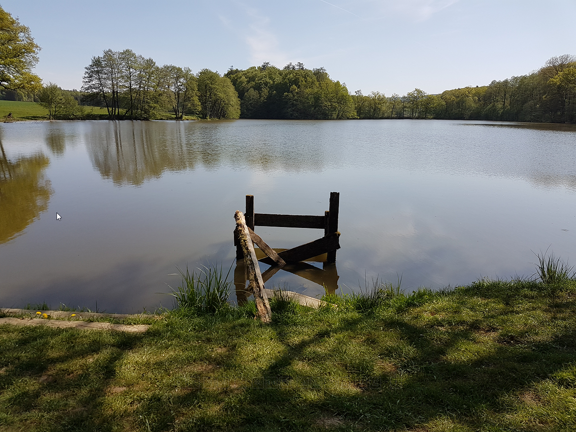 Les travaux de réhabilitation à l’Etang du Milieu visent à rehausser et sécuriser la digue après les affaiblissements révélés par les intempéries ayant eu lieu trois ans auparavant.