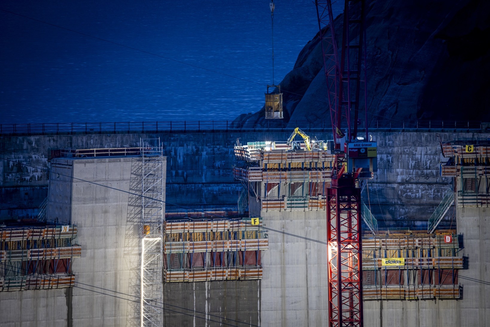 Les travaux de bétonnage débutent vers la fin de l'après-midi et se poursuivent jusque tard dans la nuit.