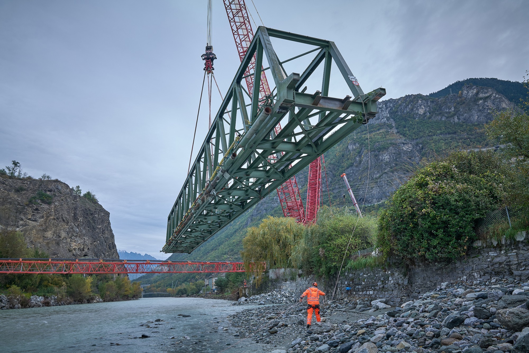 Les travaux de démolition du pont ferroviaire entre Sierre et Chippis (VS) ont commencé. Une grue massive de 750 t et de 108 m de hauteur, a déjà déplacé l'ouvrage, marquant le début des opérations.