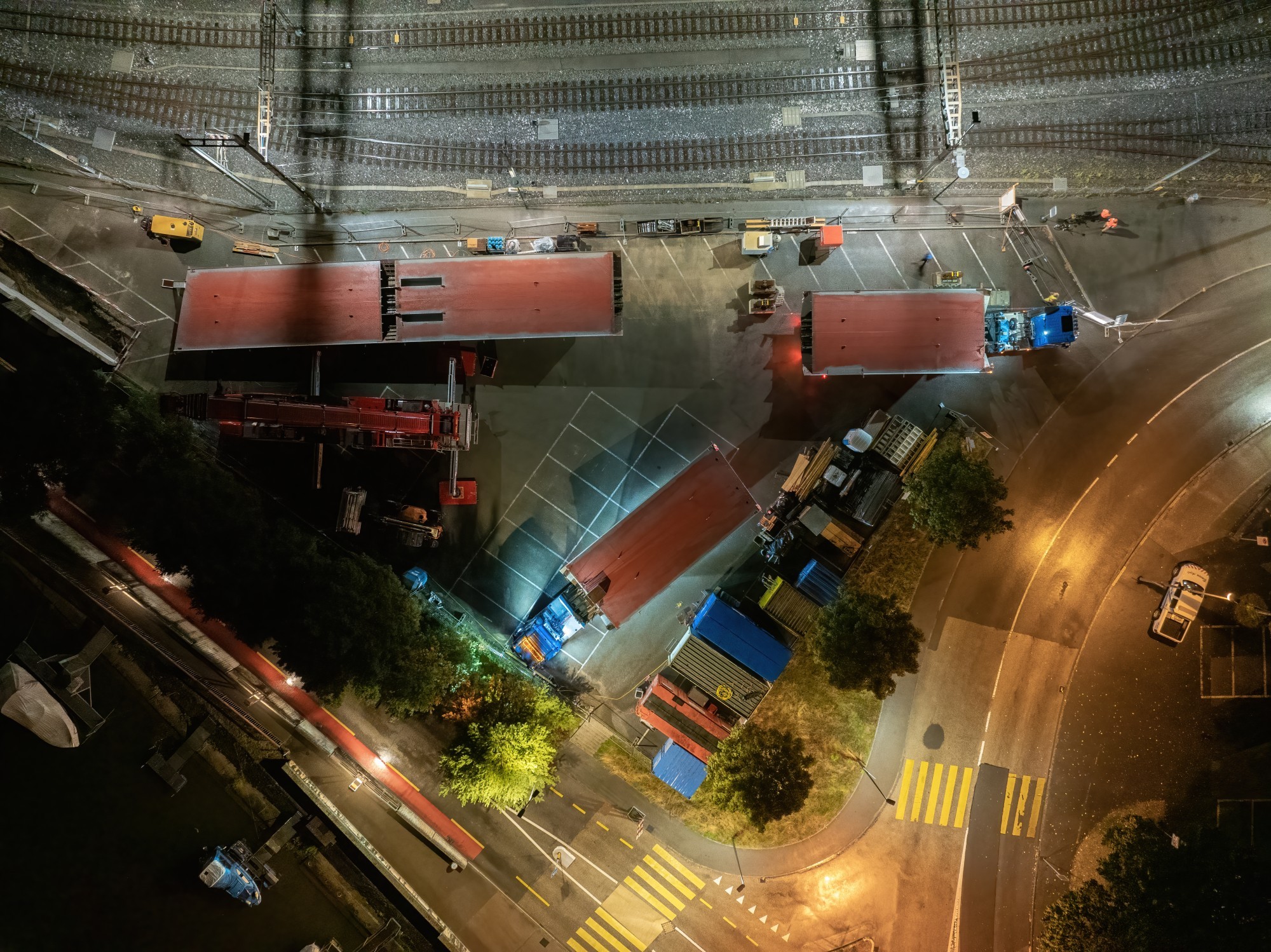 La pose de la passerelle des Cigarières sur la Thièle aura lieu le mercredi 23 octobre sous réserve des conditions météorologiques. Une grue à chenille de forte capacité placée sur le parking de l’Ancien poids public, à proximité de la gare, va soulever l