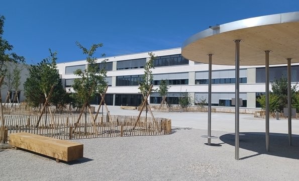 Une fois la totalité des travaux terminés, en fin d'année, l’école bénéficiera  de surfaces extérieures végétalisées supplémentaires, ainsi qu’une aire comprenant 2 terrains de basket-ball.