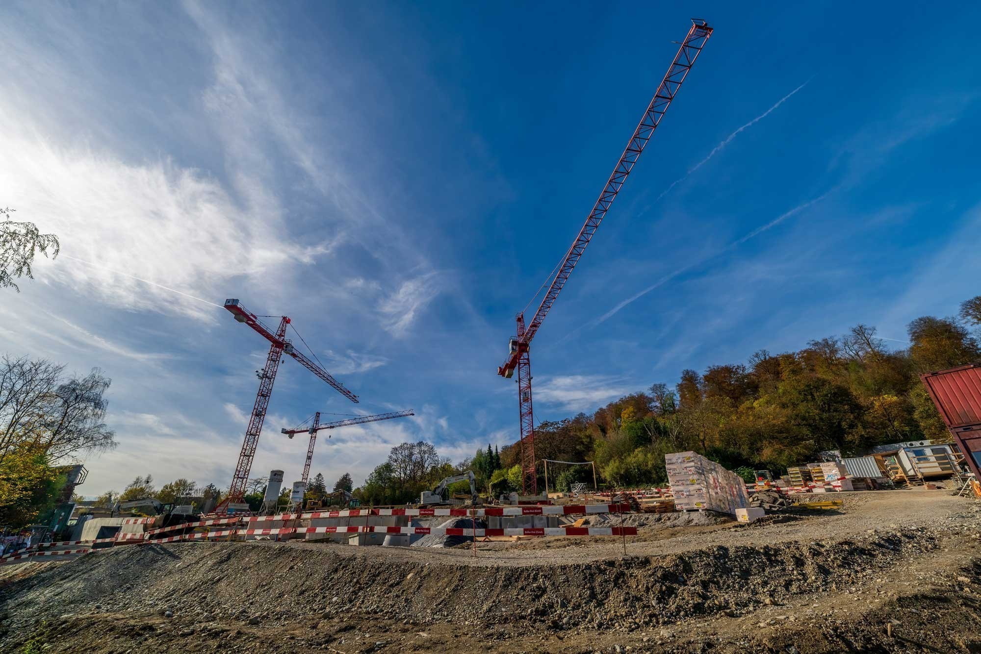 Les trois grues de 32 m, 34 m et 49 m de haut sur le chantier marquent le début des travaux principaux.