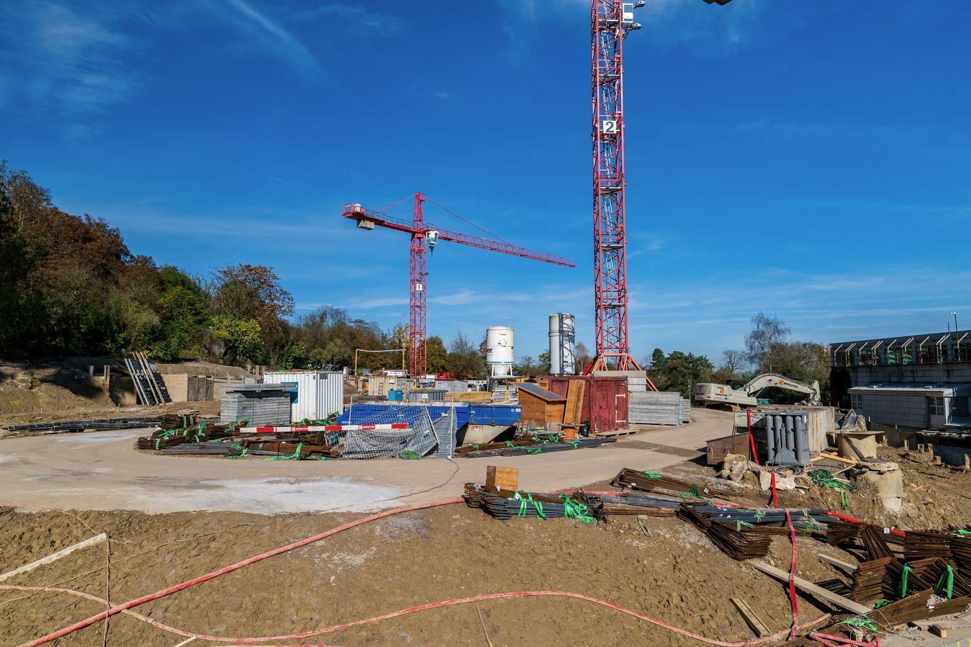 En raison de la situation géographique du zoo, la surface de 11'000 m² a dû être sécurisée par des fermetures de fouilles afin d'éviter les glissements de terrain.