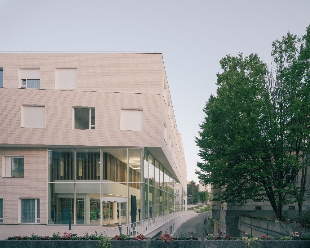 Le nouveau bâtiment du pôle neurosciences de l'hôpital Sainte-Anne à Paris, s'étalant sur une surface de 15'000 m2, a ouvert ses portes en février dernier.