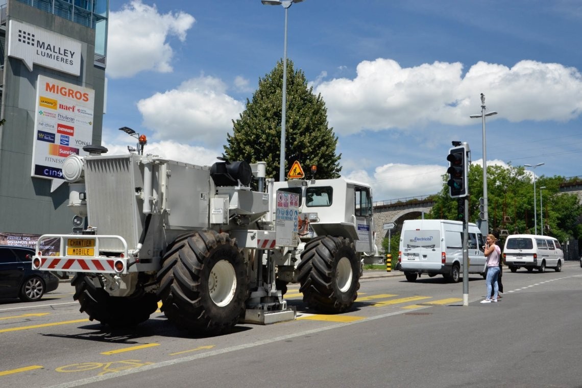 Un camion vibreur (ici à Malley) sillonnera la région de nuit pour éviter les nuisances sonores.