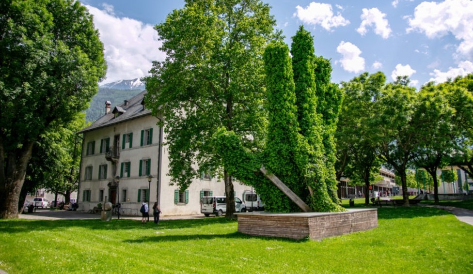 Il y a dix ans, la sculpture impressionnante de l’artiste Coskun, en forme de main géante recouverte de ceps de vigne et connue sous le nom de La Main Verte, est devenue un symbole, mais elle doit maintenant être démantelée en raison de son état vétuste.