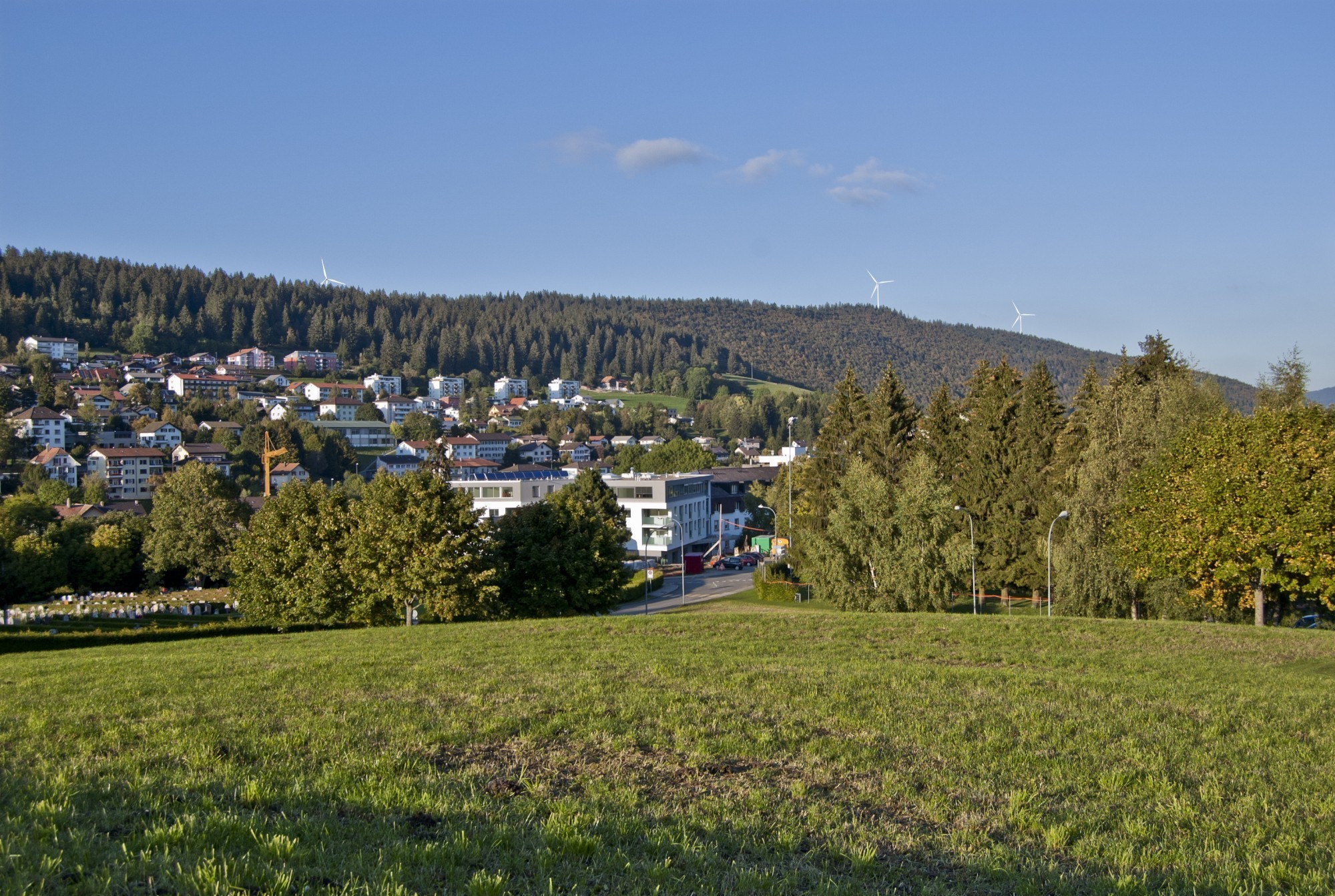 Trois propriétaires fonciers s'opposent depuis des mois au projet du parc éolien de la Montagne de Tramelan et Montbautier, causant de nombreux retards.