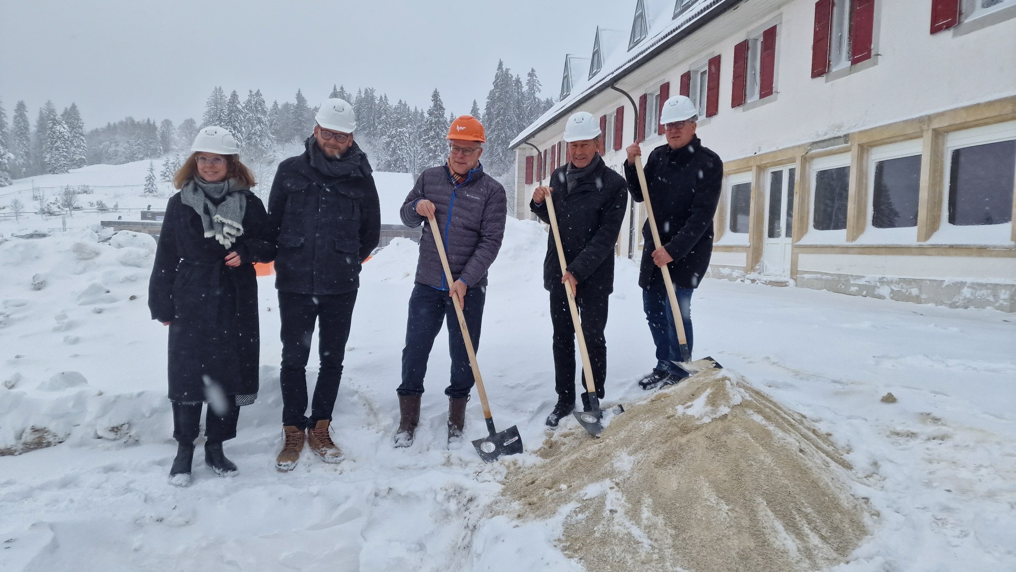 La pose symbolique de la première pierre de l’hôtel-restaurant de La Vue-des-Alpes rénové a été célébrée en présence du conseiller d’Etat Alain Ribaux et du Conseil communal in corpore.