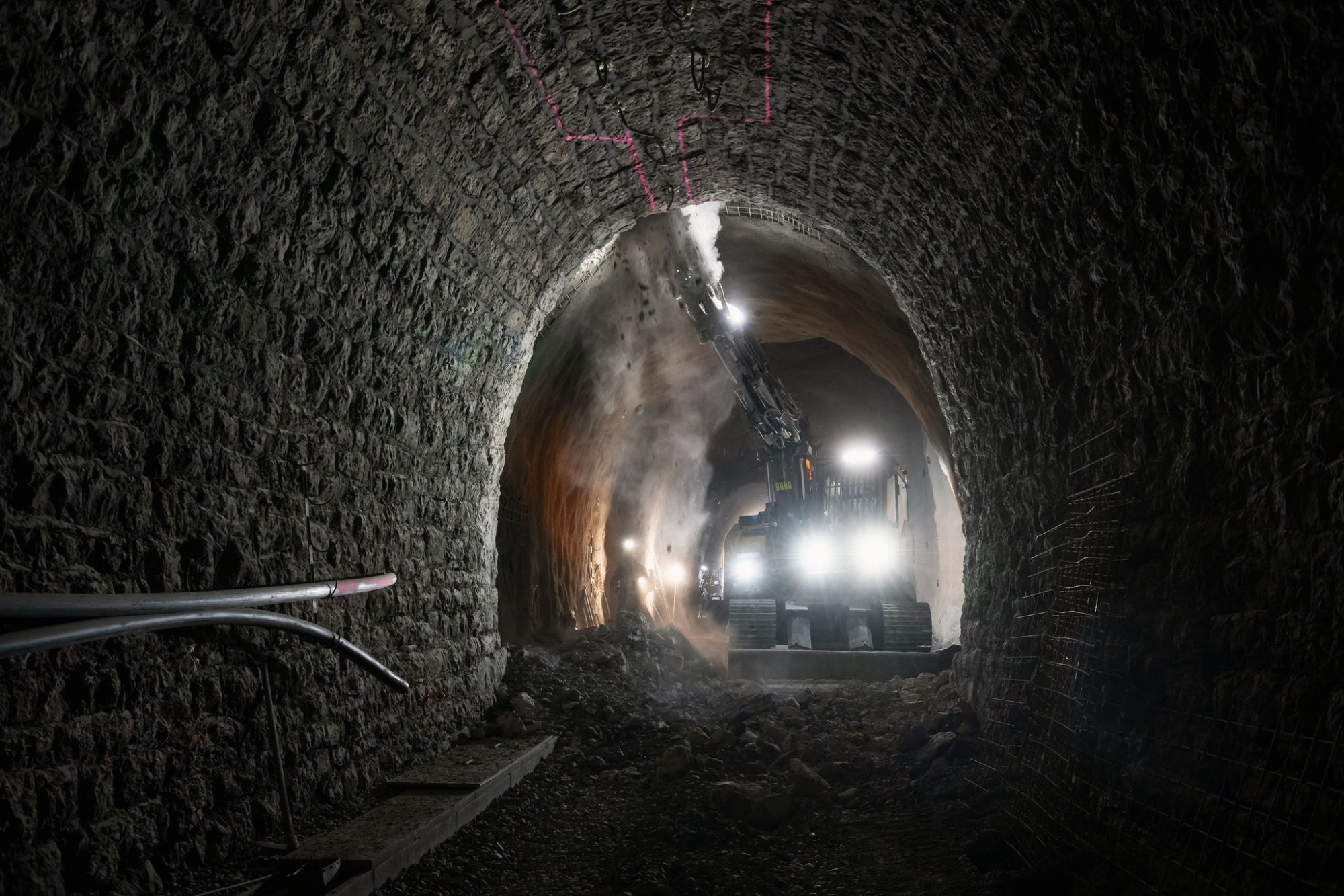 La roche du tunnel du Weissenstein est très friable. La voûte doit donc être travaillée par courtes sections d'1 à 2 m.